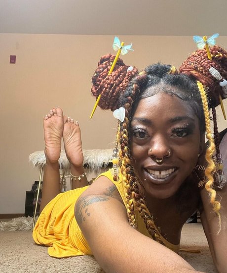 Carameltoesz erotic model gallery