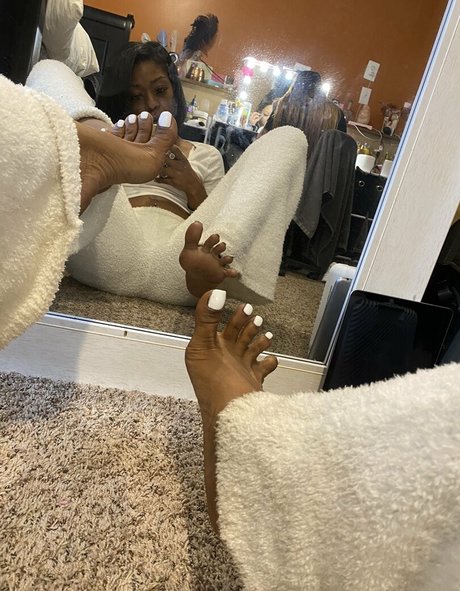 Carameltoesz model top pic