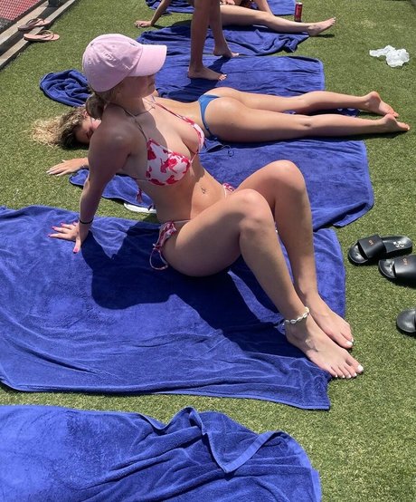 Gabriella Davies art model photo