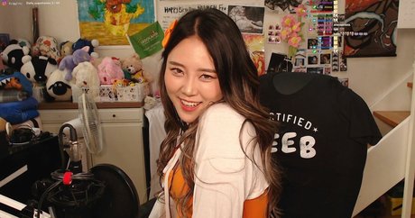 Yuggie TV nice model pics