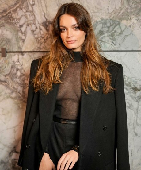 Emma Mackey art model images