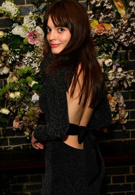 Emma Mackey art model photos