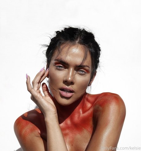 kelsie top model photo