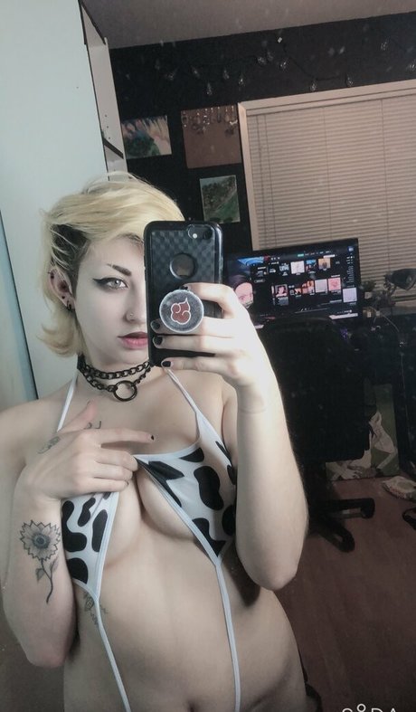 boozygremlin art model pic