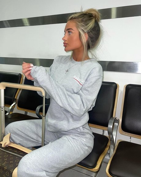 Mia Woodhall model erotic picture