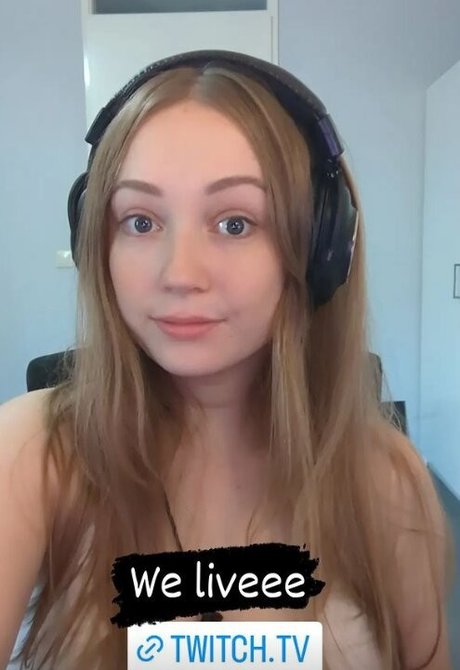 lauraa model sex galleries