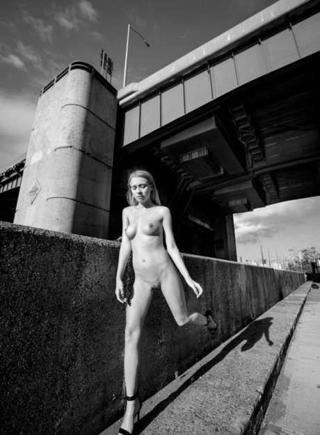 Riley Anne naked model pic