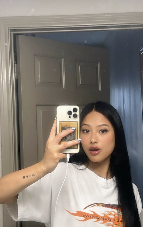 Gabby hua art model pic