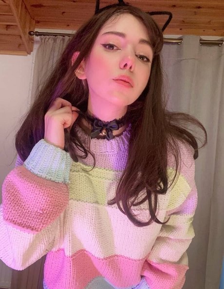 Kittew model beautiful pics