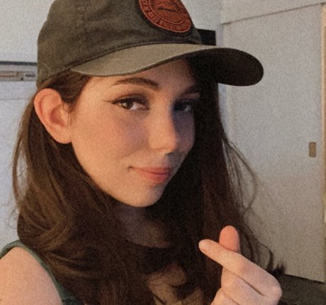 Kittew pretty model picture