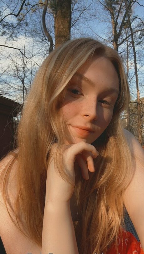 Shy Trans nude pornstar img