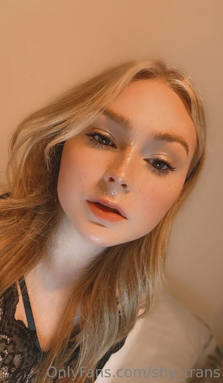 Shy Trans porn star img