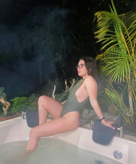 Isabella Gomez star naked img