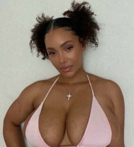 famousaria pornstar hd gallery