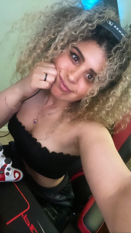 JustYeliz model beautiful img