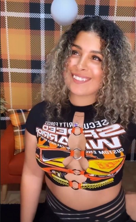 JustYeliz beautiful model images