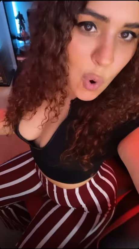 JustYeliz model beautiful galleries