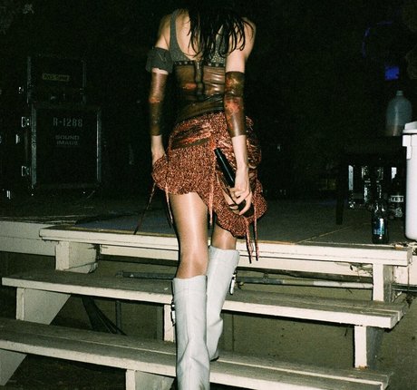 Caroline Polachek pornstar sexy photos