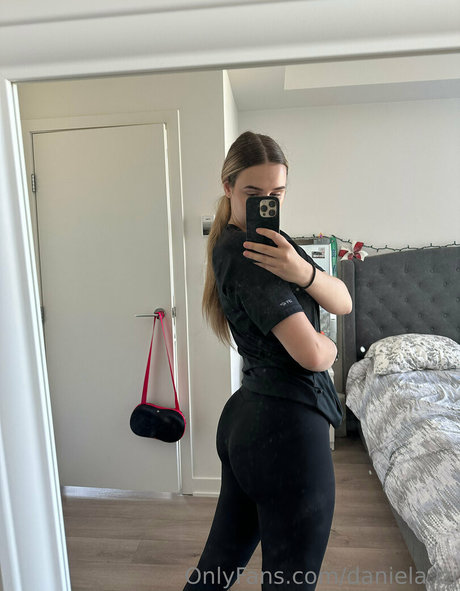 Danielalzj model nude pic