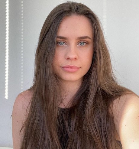 Sarah Butt star hot photo