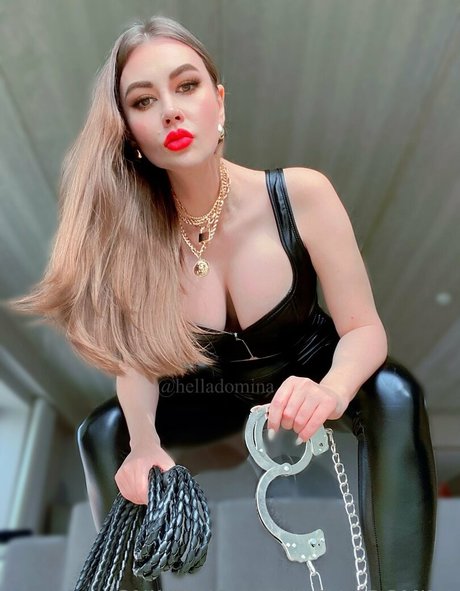 helladomina model free images