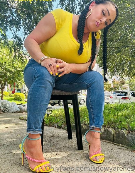 snowyarches porn model picture