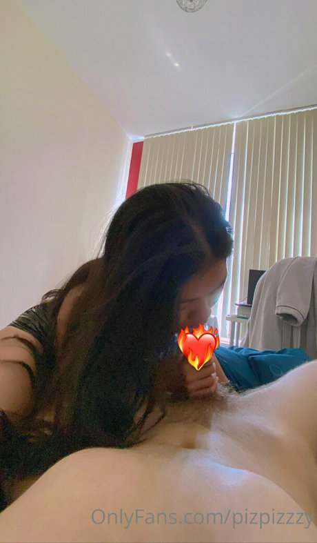 pizpizzzy model sexy pic