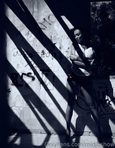 Midjushow pretty actress photo