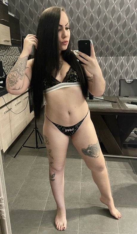 shiny queen xxx model image