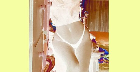 cleoisaway top model pic