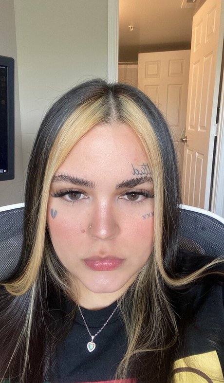 Emphyz sexy actress pics