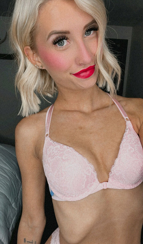 Aria Adams sex model pics