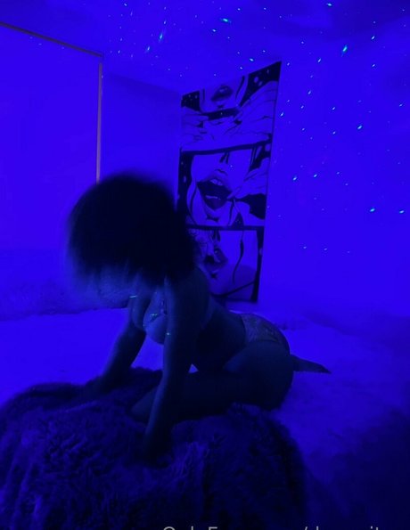 Devenityy model hot img