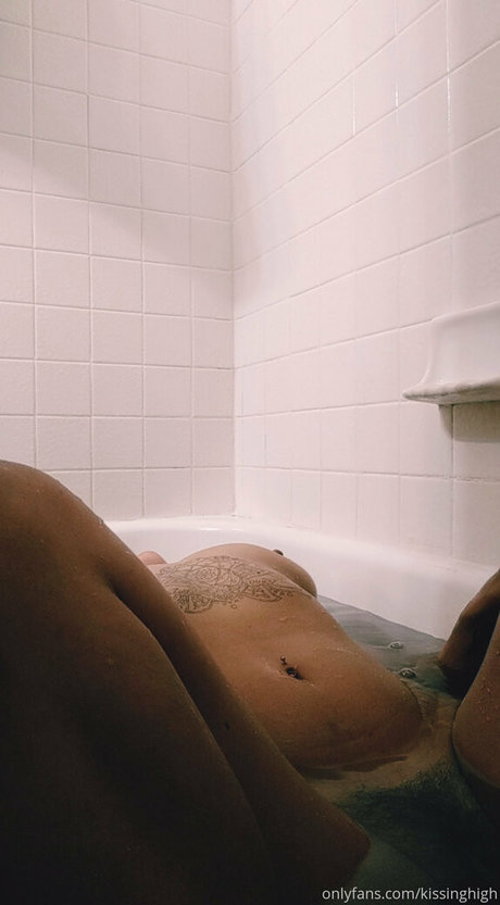 KissingHigh exclusive actress images