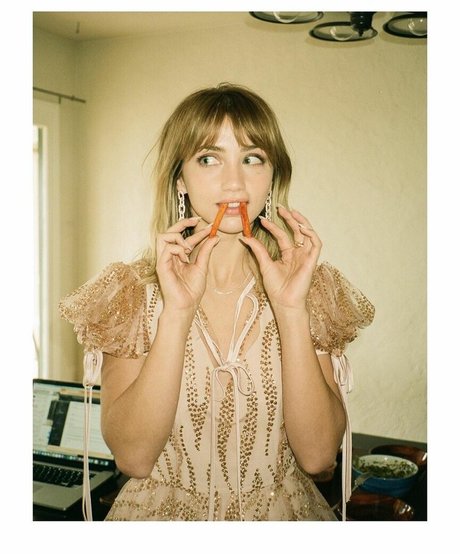 Emily Rudd hot actress pics