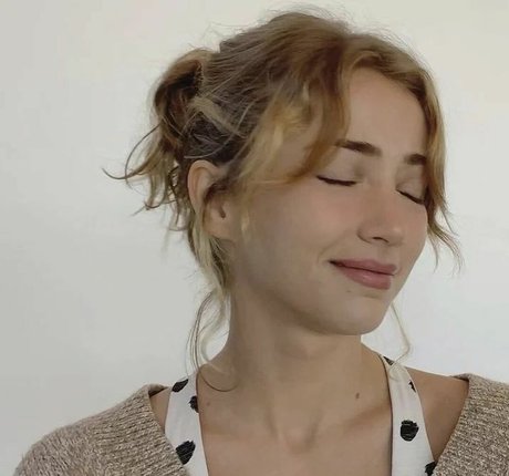 Emily Rudd beautiful pornstar photos