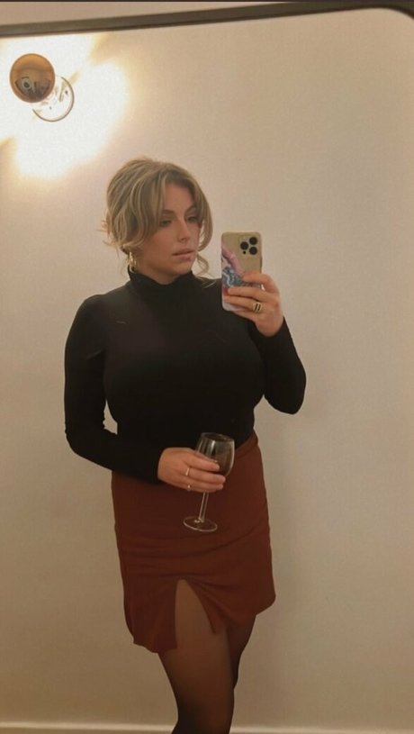 Alex Gervasi nice actress img