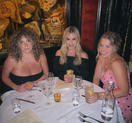 huge natural tits onlyfans sexy xxx photo