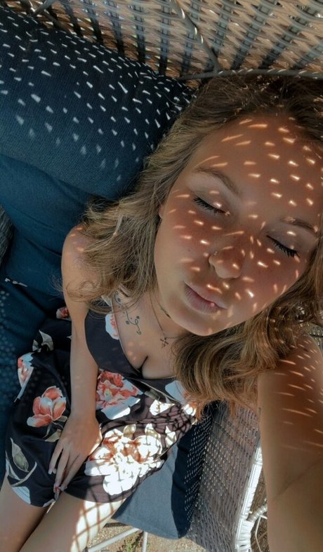 lili blossom pretty actress photos