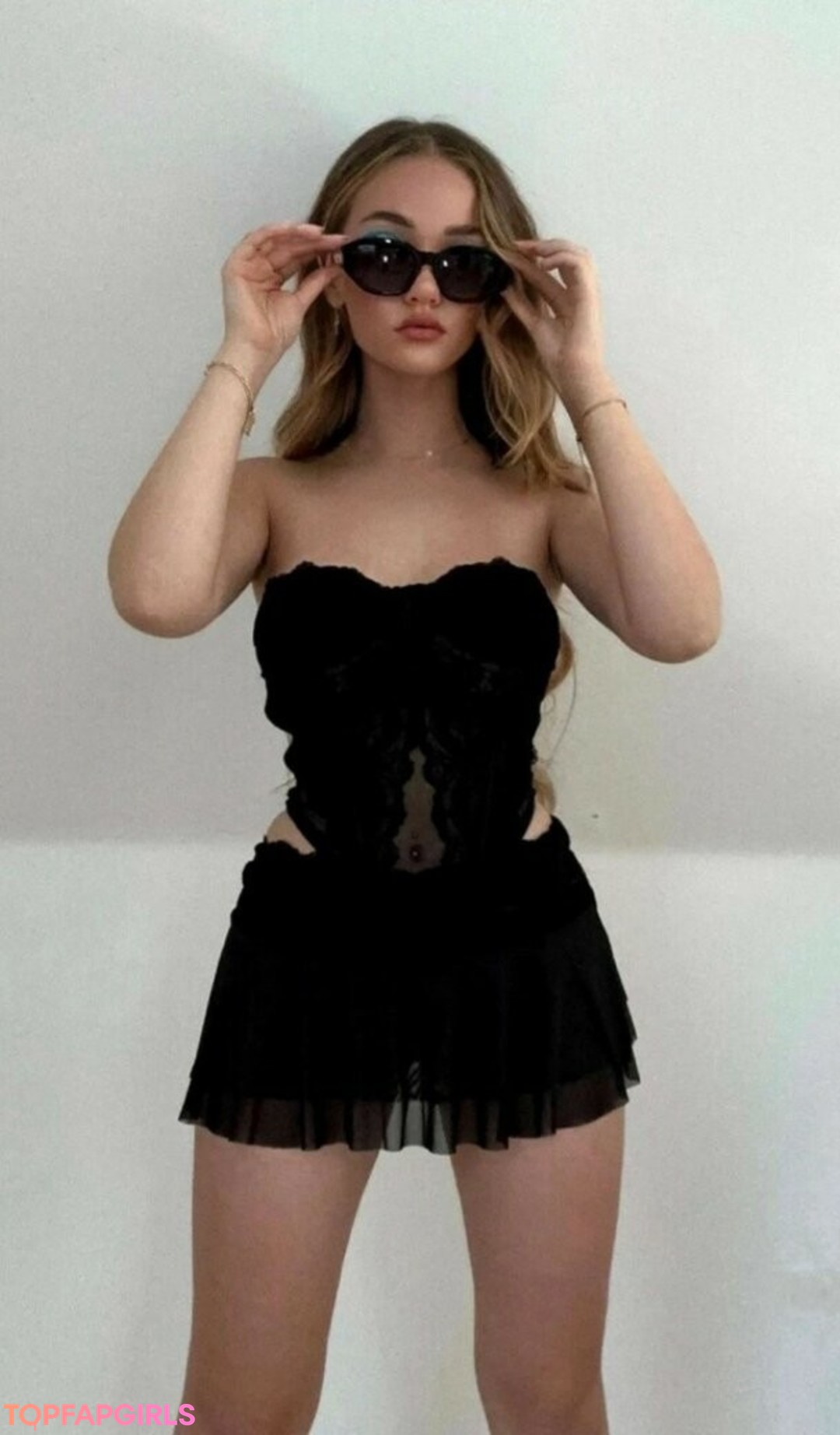 blonde secretary onlyfans sexy nude picture