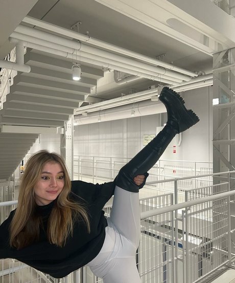 Alyona Bobrova hd pornstar photos