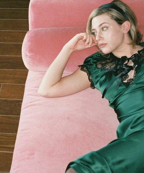 Lili Reinhart star naked pics