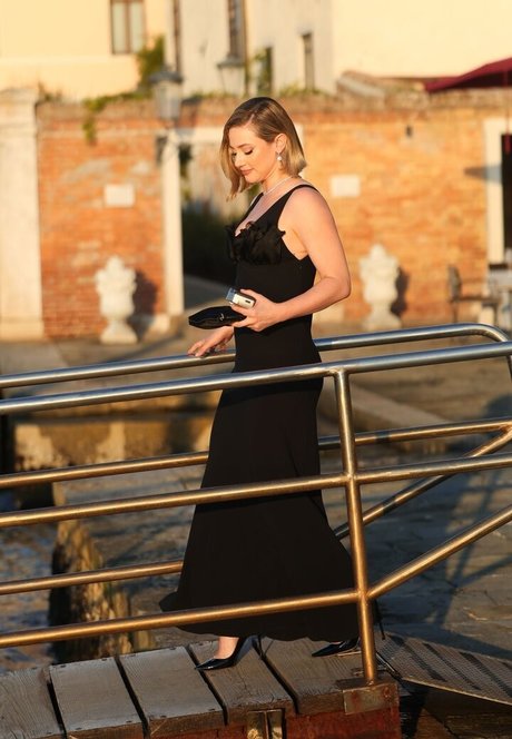 Lili Reinhart art star picture