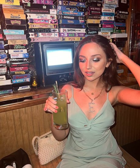 Ellie Schnitt model perfect photos