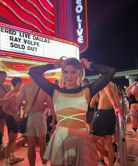 Leoniemontybtw naked model picture