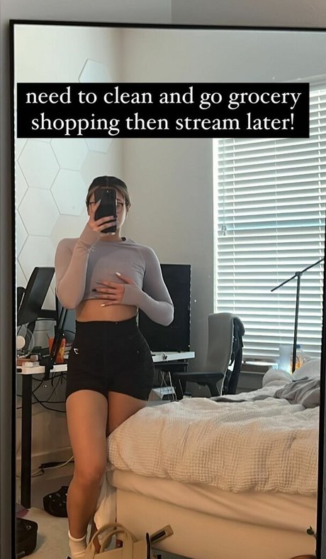 Leoniemontybtw nudes star images