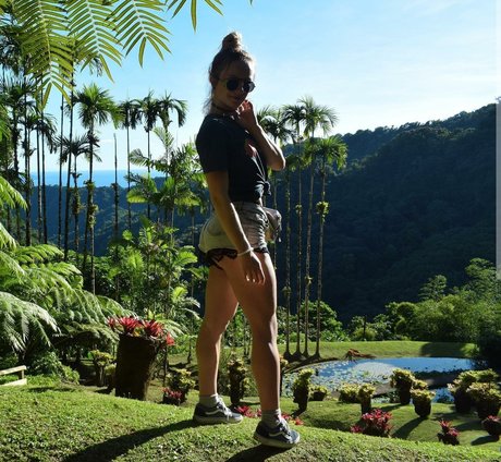 Aline Dessine xxx actress img