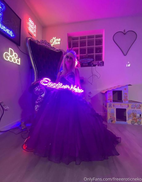 freeeroticneko art actress photos