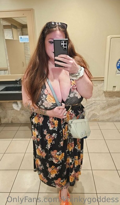 kiiinkygoddess naked model pic