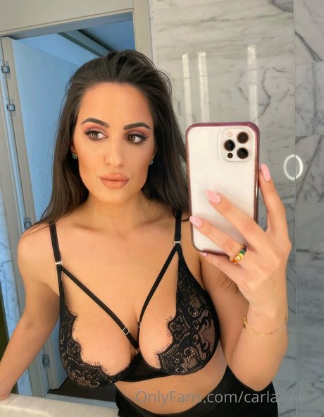 Carla Twin pretty model image